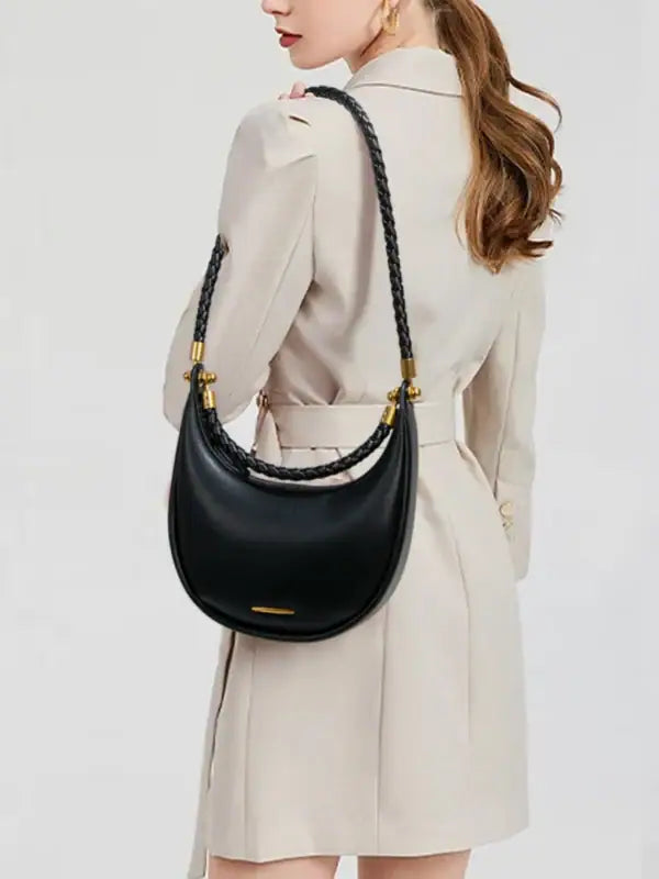 Bolsa DEUTZA Liora – Bolsa de Ombro Minimalista em Couro Vegano com Formato de Meia-Lua 