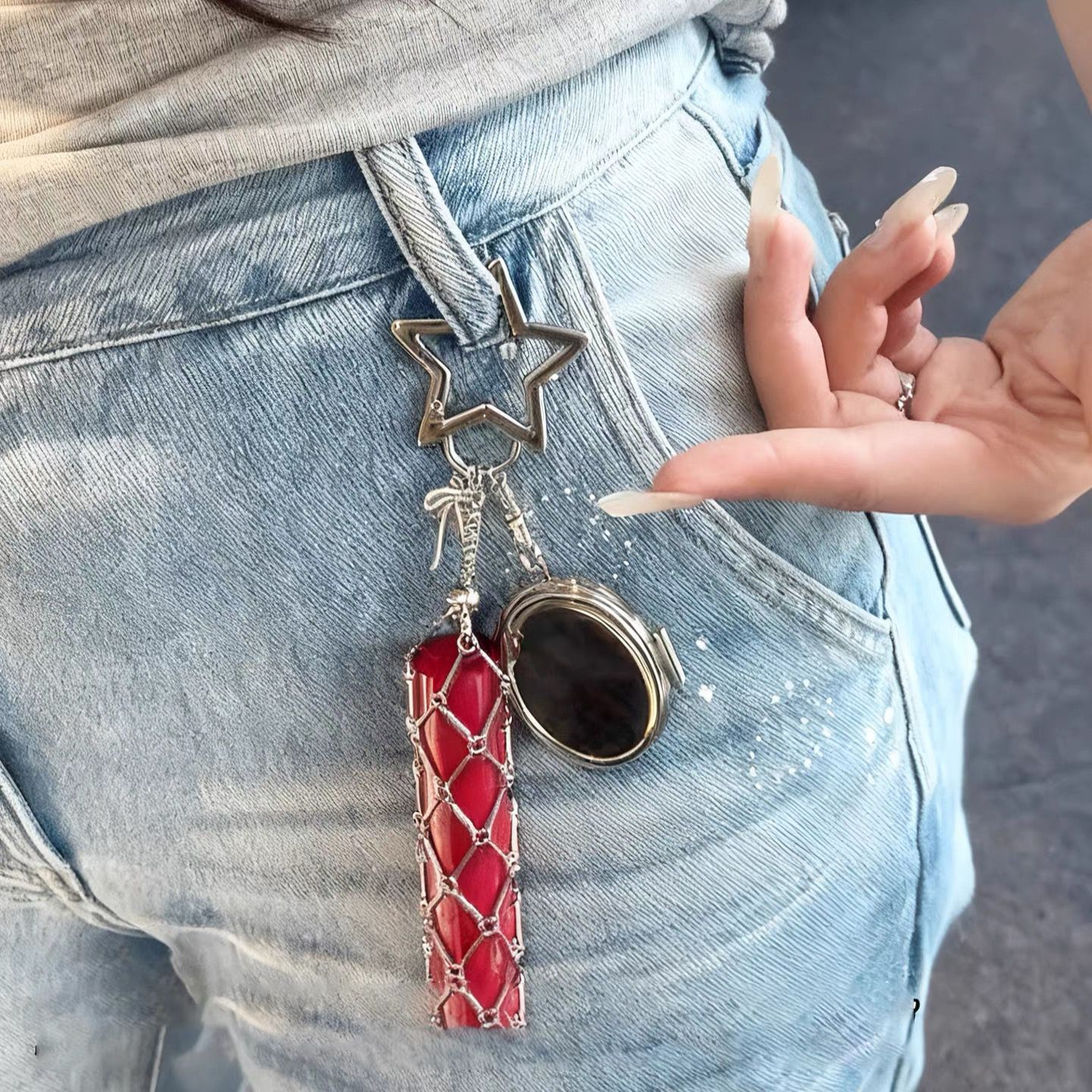 DEUTZA Mirror Lip Charm – Luxury Lipstick Chain Key Accessory