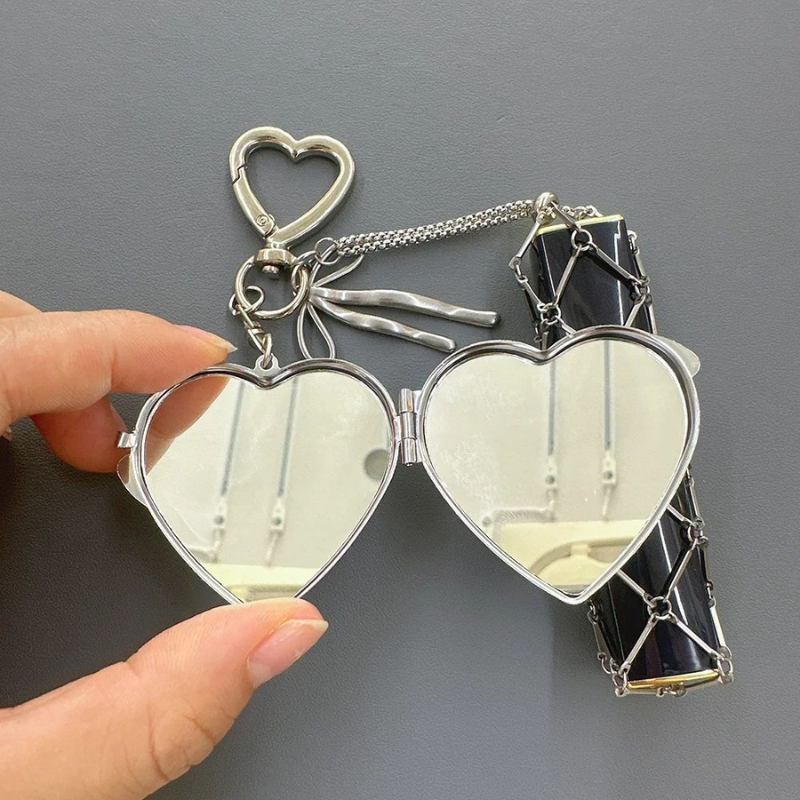 DEUTZA Mirror Lip Charm – Luxury Lipstick Chain Key Accessory
